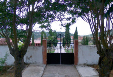 Puerta del cementerio de Aliaguilla - Cuenca