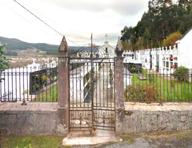 Puerta del cementerio de Mera, Ortigueira.