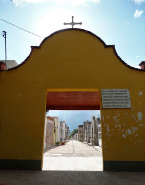 Puerta del cementerio de Merlo, San Luis, Argentina