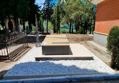 Panteón familiar en mármol Cenia de Ulldecona y granito negro texturizado