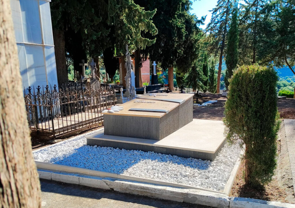 Panteón familiar en mármol Cenia de Ulldecona y granito negro texturizado