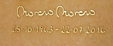 Letra manuscrita realizada en latón incrustado sobre lápida de mármol Ulldecona envejecido
