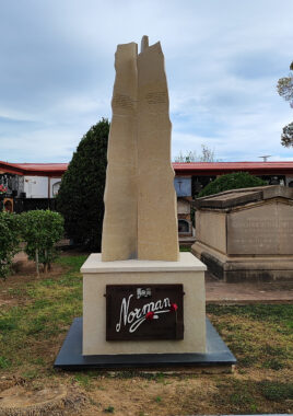 Escultura cinerario formada por tres estelas con textos grabados.