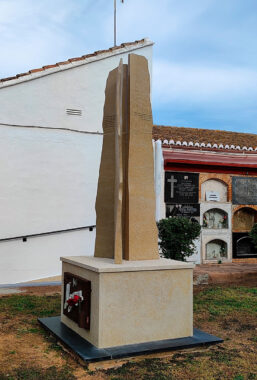 Escultura cinerario formada por tres estelas con textos grabados.