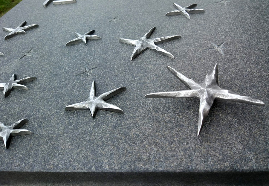 Estrellas sobre granito en diferentes posiciones. Estrellas grabadas, incrustadas y flotantes.