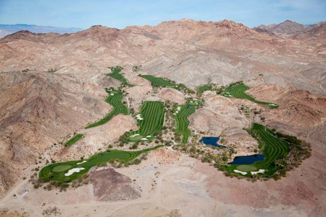 campo de golf en medio del desierto