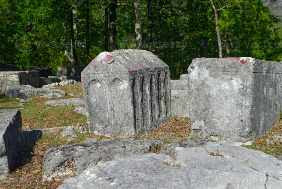 Lápida medieval con talla grabada de arcadas arquitectónicas de iglesia románica